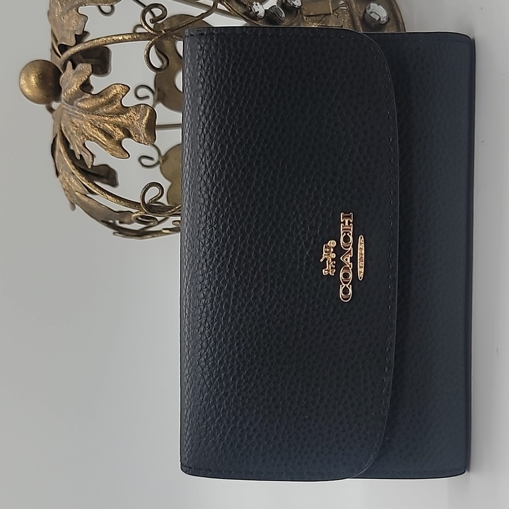 COACH Essential Medium Flap Wallet in Pebbled Leather LIKE NEW retail $1…